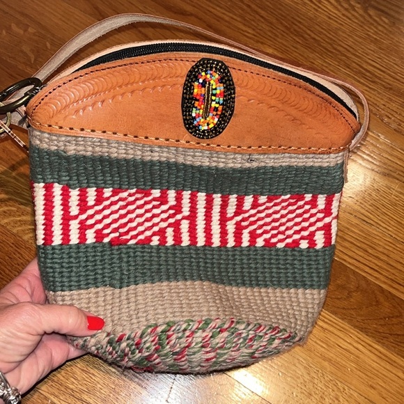 Handmade in Africa bucket style woven crossbody bag - Picture 2 of 9